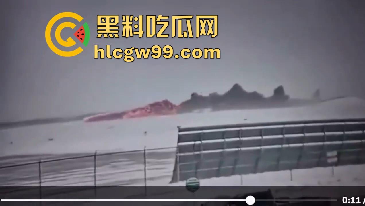 美国飞机又又又出事了！明尼苏达州飞往多伦多皮尔逊的飞机机腹朝天降落，堪比电影特效，幸好没人死亡。-9