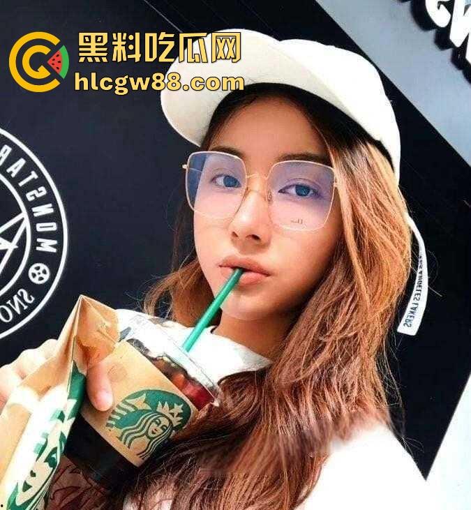 爱健身的眼镜妹在深圳某健身会所里大秀身材 边健身边自慰沉浸其中不顾旁人 也是个奇女子!-2