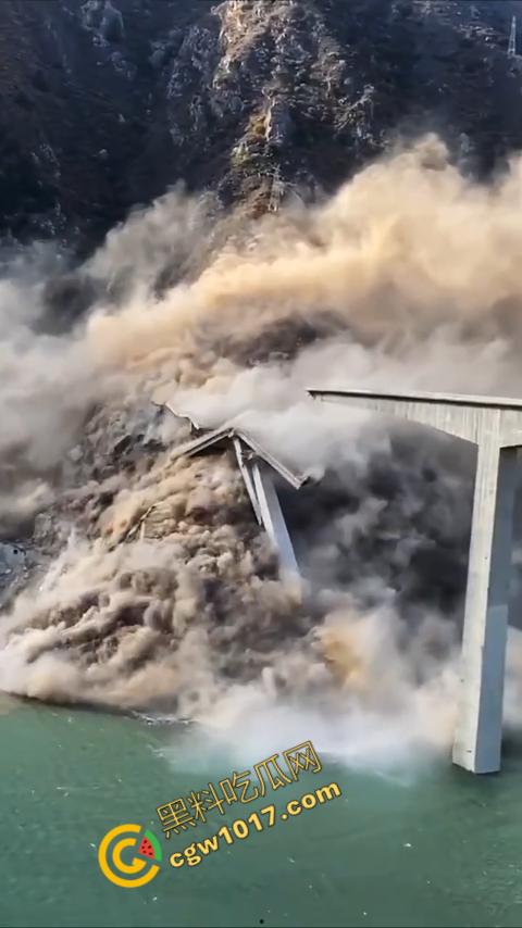 惊悚一幕！四川红旗大桥瞬间坍塌，山体滑坡无情吞噬人类杰作，初建十月竟成废墟，心惊胆战！-5