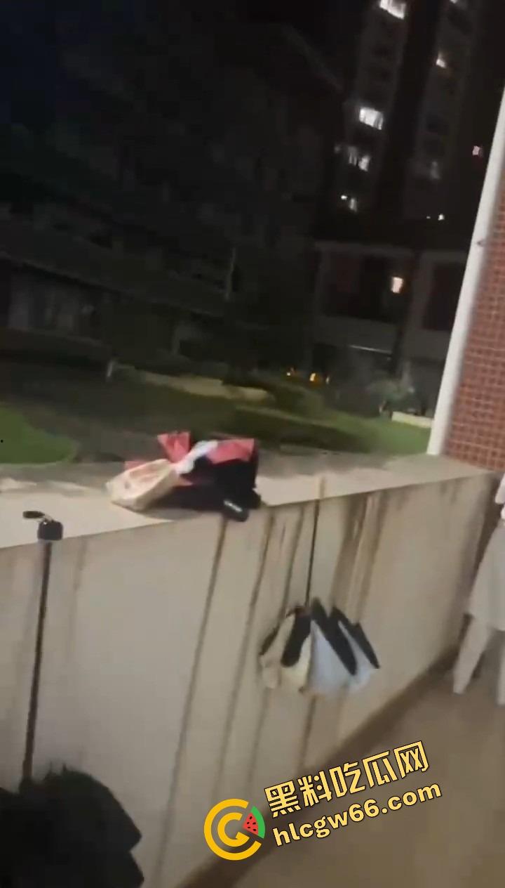 离谱到飞起，一对狗男女在医院小花园直播做爱，护士小姐姐排排站吃瓜围观，白大褂都看红了脸！-2