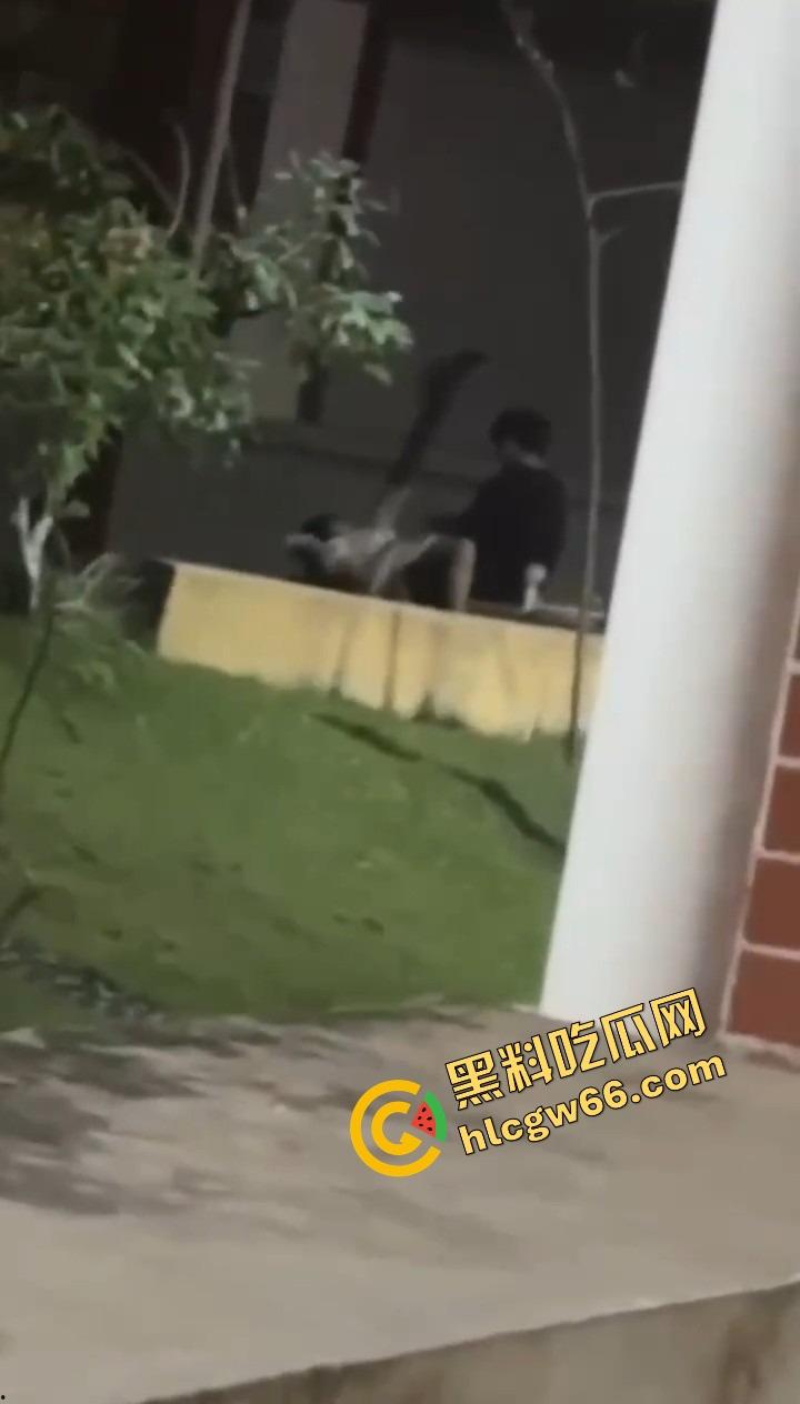 离谱到飞起，一对狗男女在医院小花园直播做爱，护士小姐姐排排站吃瓜围观，白大褂都看红了脸！-3