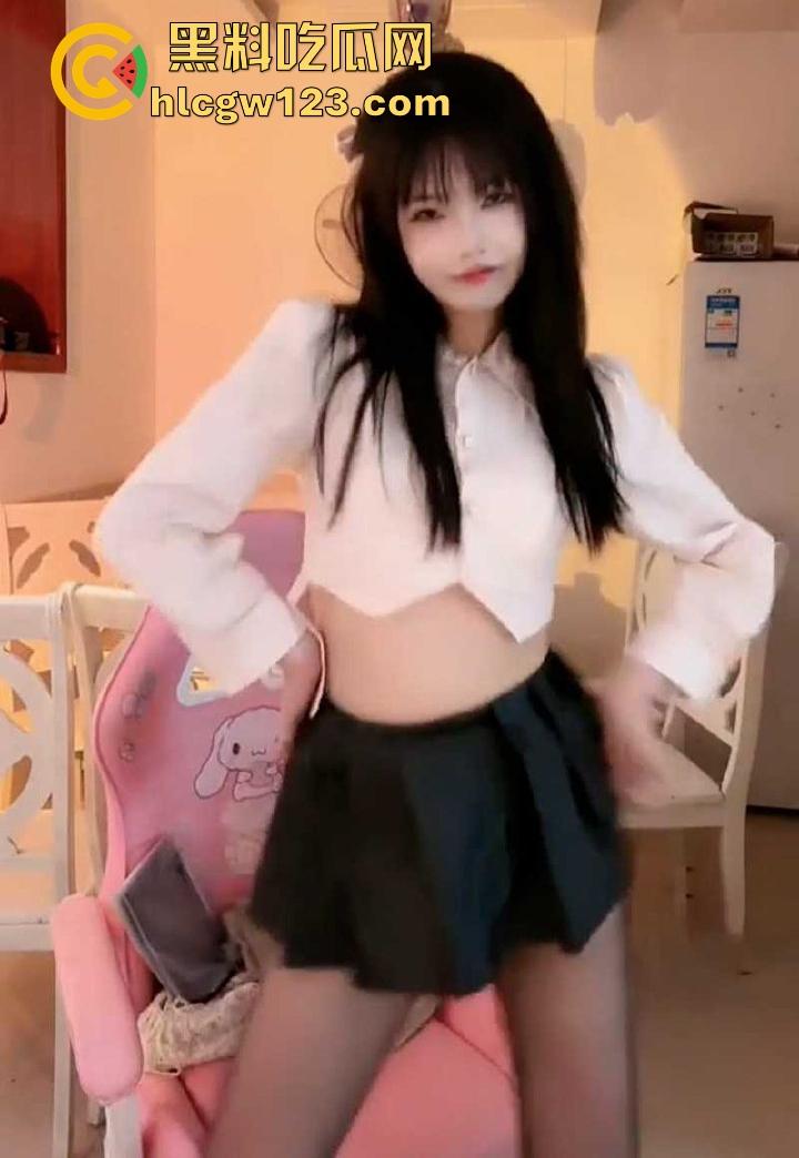 抖音10万粉丝小网红【草莓宝宝】露点福利流出 JK齐逼短裙热舞 腾讯视频裸聊大放送!-5