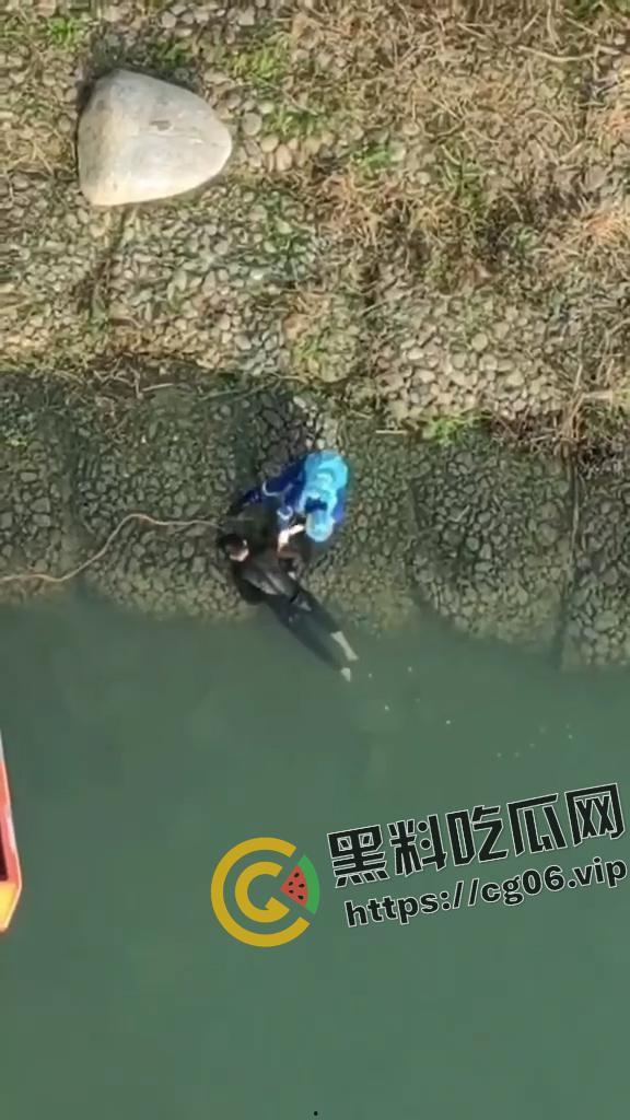 四川南充男子跳水勇救轻生女子 最终女子获救 男子因江水湍急体力不支 丧命于此 现场打捞视频曝光-5