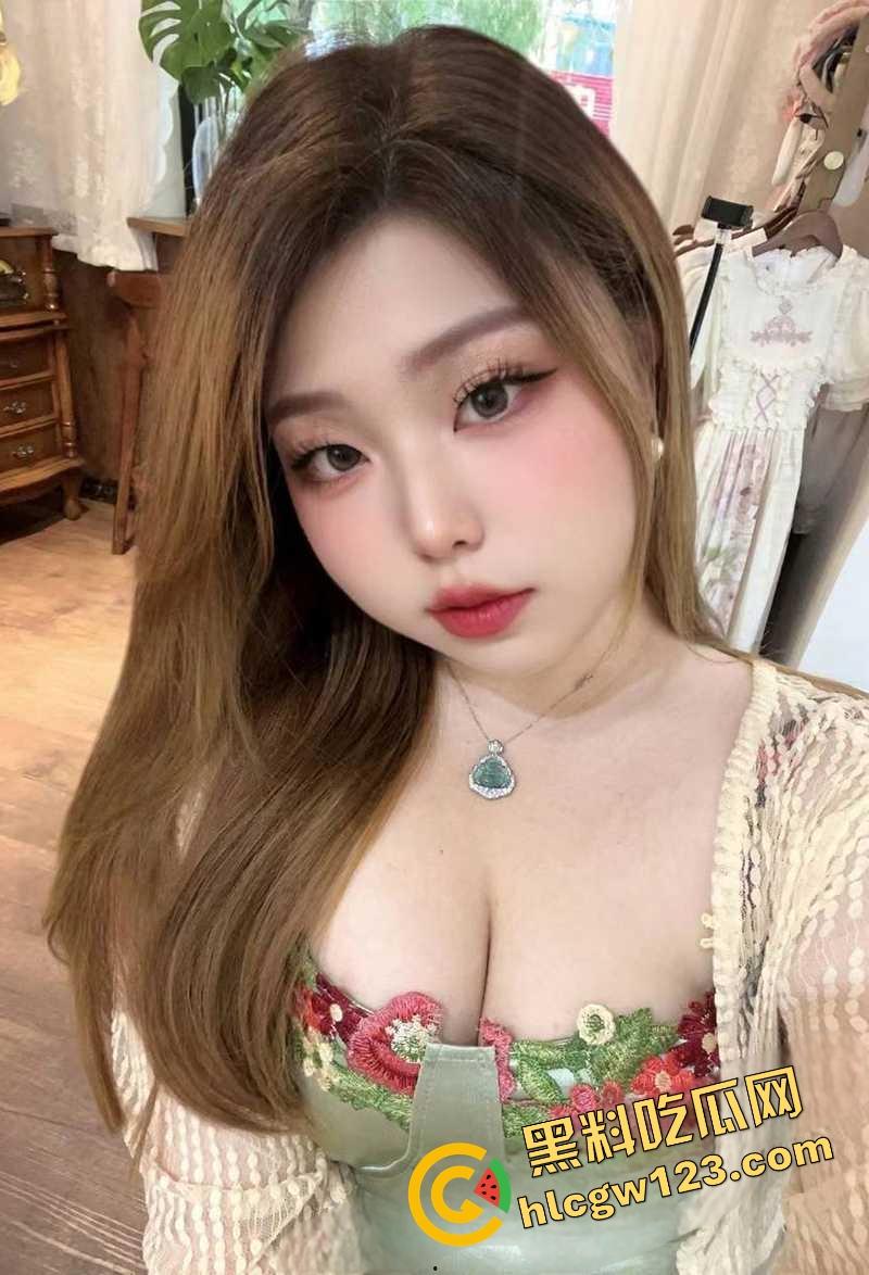 辽宁阜新反差婊【杨舒琦】翘臀开档连体衣被操到断片,3P4P全程露脸流出 前后夹击爆操群交!-6