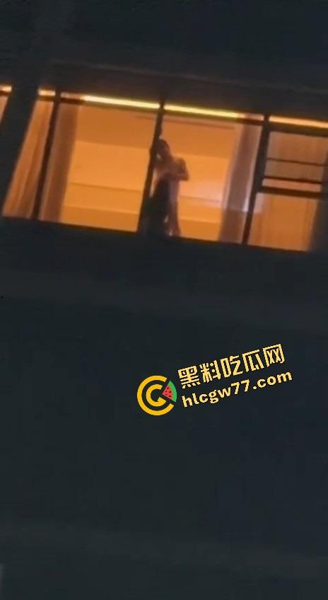 成都环球中心情侣不拉窗帘打野战，光着身子对着窗外狂操，现场直播皮影戏，爽到飞起！-8