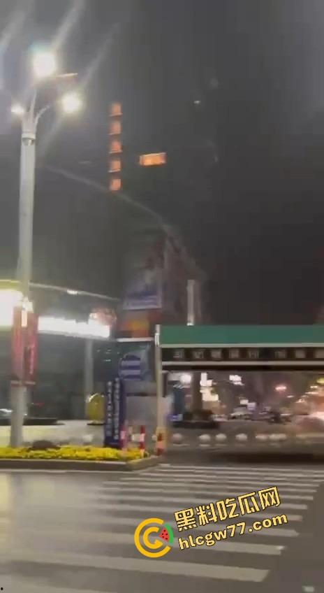 成都环球中心情侣不拉窗帘打野战，光着身子对着窗外狂操，现场直播皮影戏，爽到飞起！-10