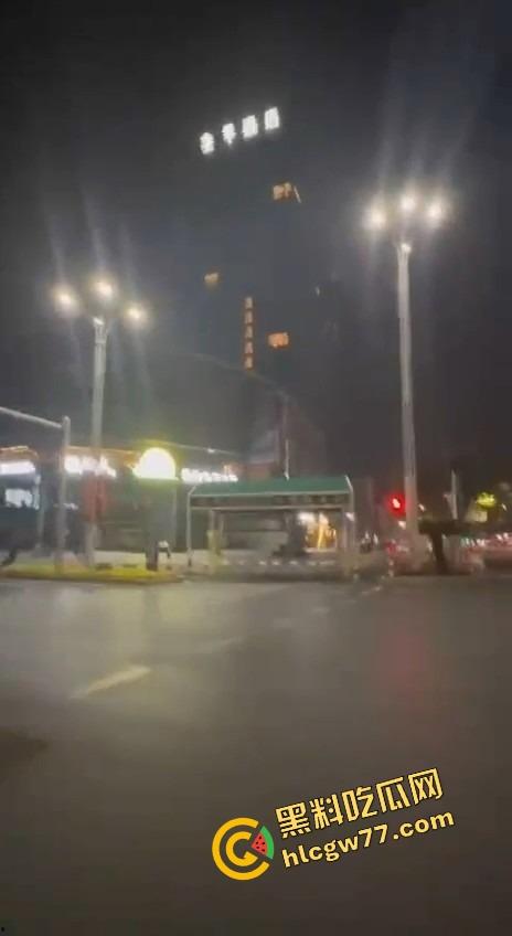 成都环球中心情侣不拉窗帘打野战，光着身子对着窗外狂操，现场直播皮影戏，爽到飞起！-11