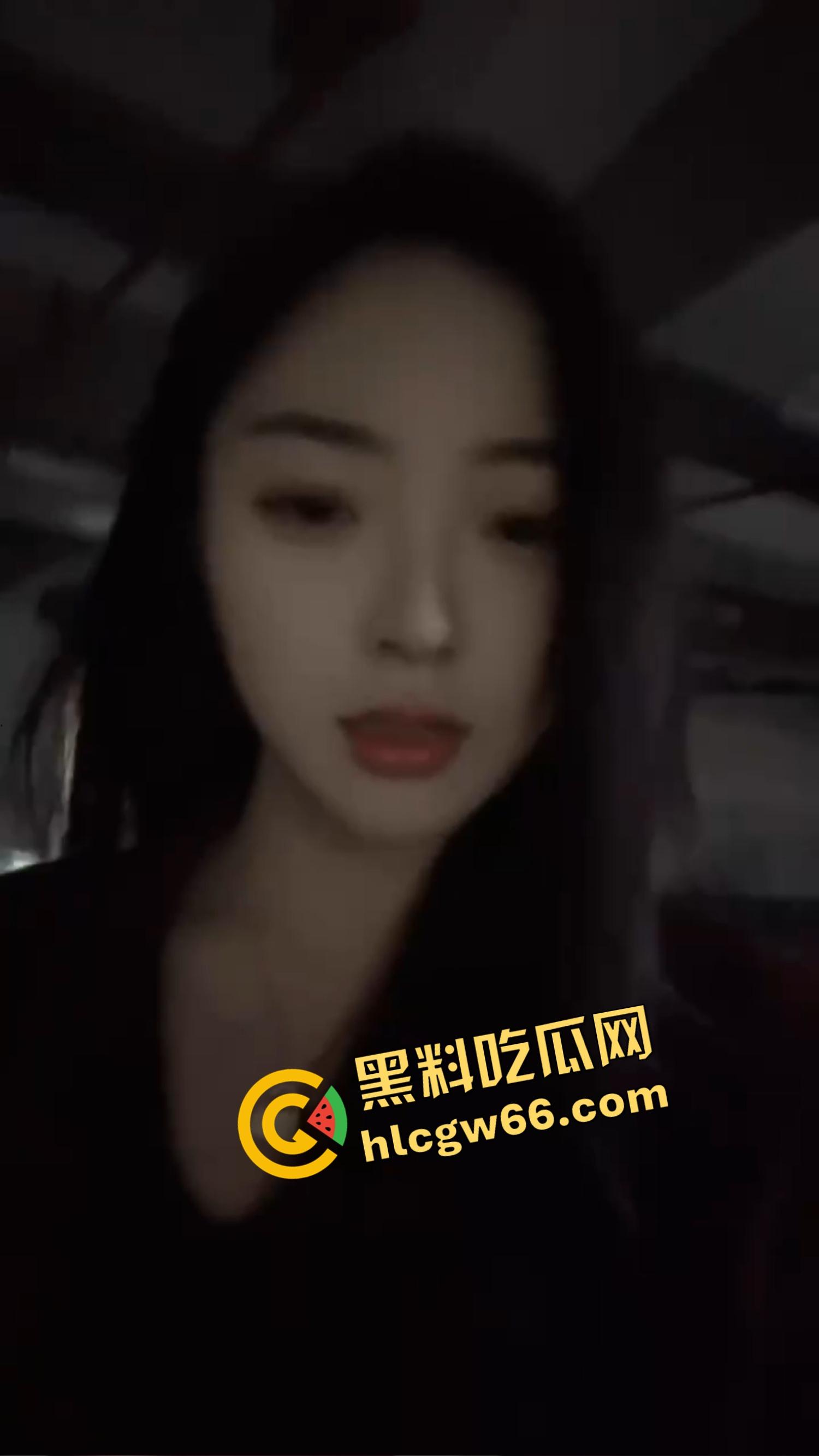 厦门老哥调教爱宠如母狗!街头穿情趣装趴地学狗叫,进男厕舔小便池,一边舔着还一脸享受!-3