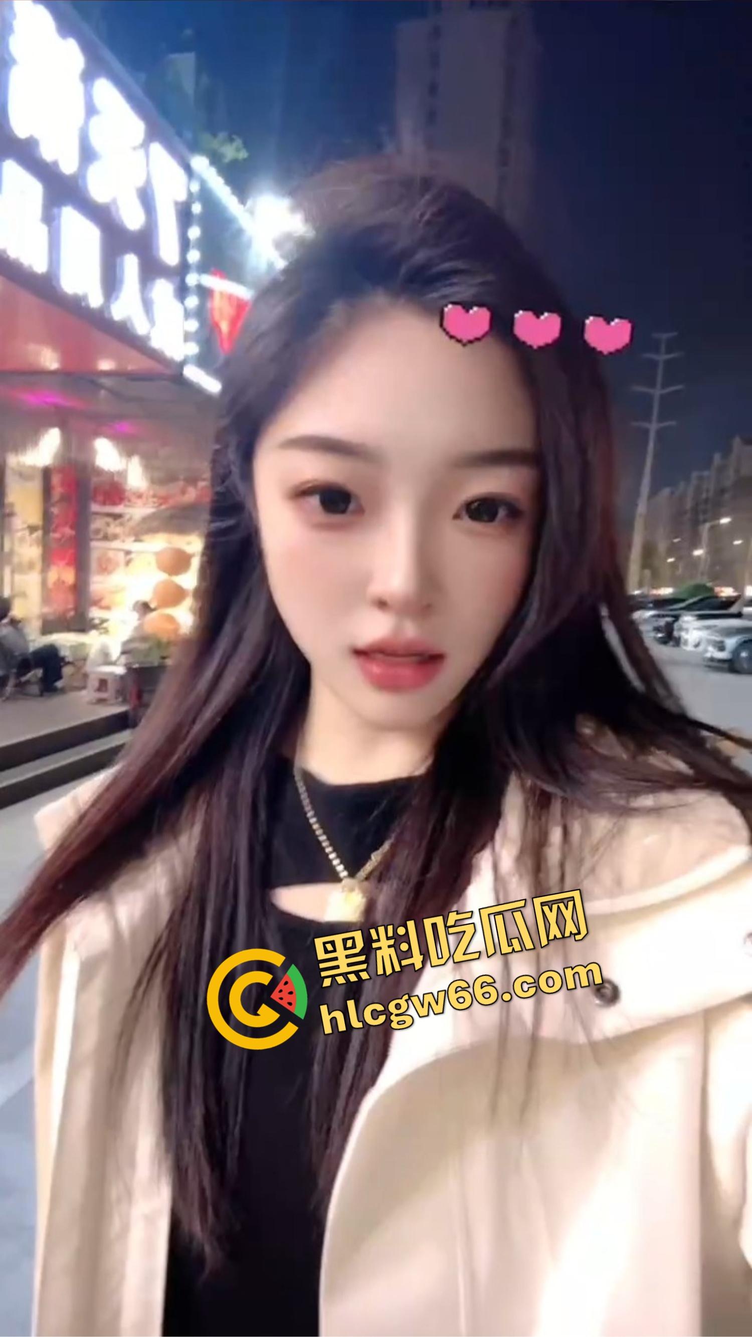 厦门老哥调教爱宠如母狗!街头穿情趣装趴地学狗叫,进男厕舔小便池,一边舔着还一脸享受!-5