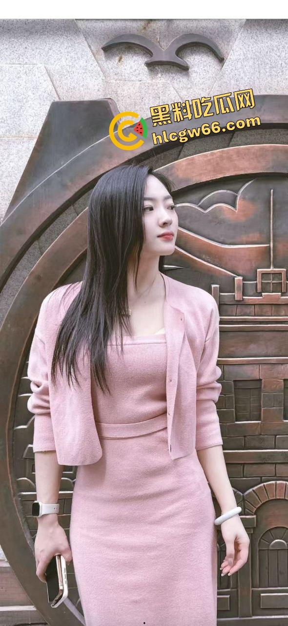 厦门老哥调教爱宠如母狗!街头穿情趣装趴地学狗叫,进男厕舔小便池,一边舔着还一脸享受!-7