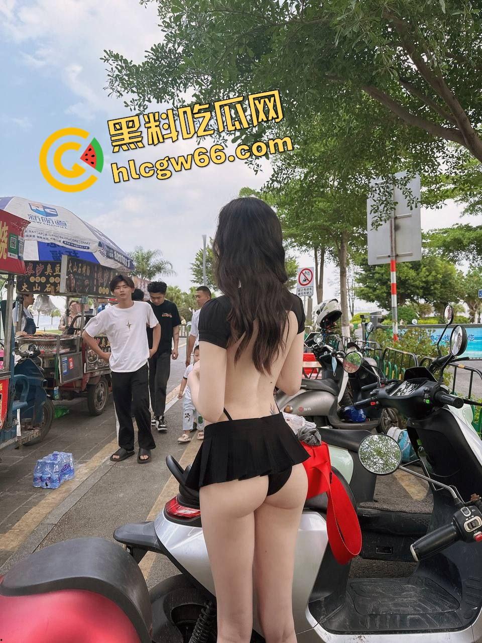 厦门老哥调教爱宠如母狗!街头穿情趣装趴地学狗叫,进男厕舔小便池,一边舔着还一脸享受!-8