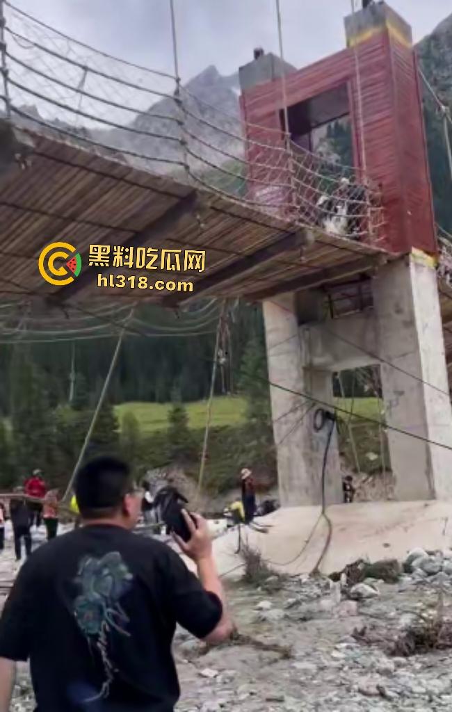 新疆伊犁昭苏县夏塔景区吊桥断裂29人滑落5死22伤,桥虽不高但下面就是激流的河水,直接能摔死!-3