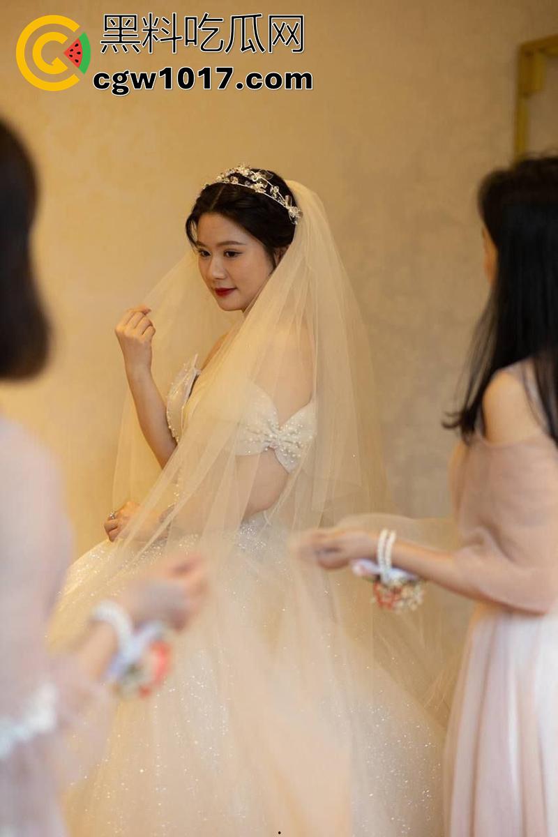 武汉中环地产中介【刘启意】，刚结婚的反差骚妇，肌肤白嫩漫画奶超诱人，背着老公偷情啪啪，被情夫报复性曝光！-2