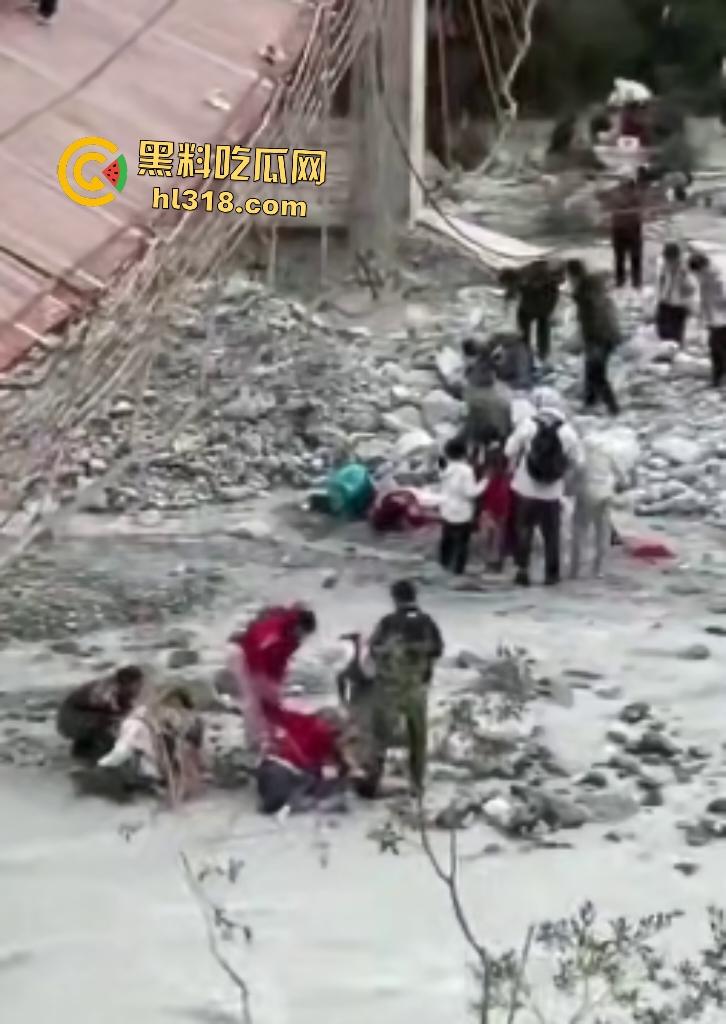 新疆伊犁昭苏县夏塔景区吊桥断裂29人滑落5死22伤,桥虽不高但下面就是激流的河水,直接能摔死!-5