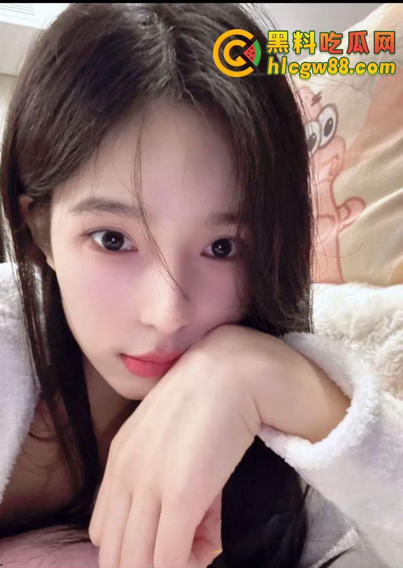 合肥美院音乐系『李木木』背着男友约炮，男友还舔着当女神供奉，发男友性感照却是约炮挨操时随手拍的！-1