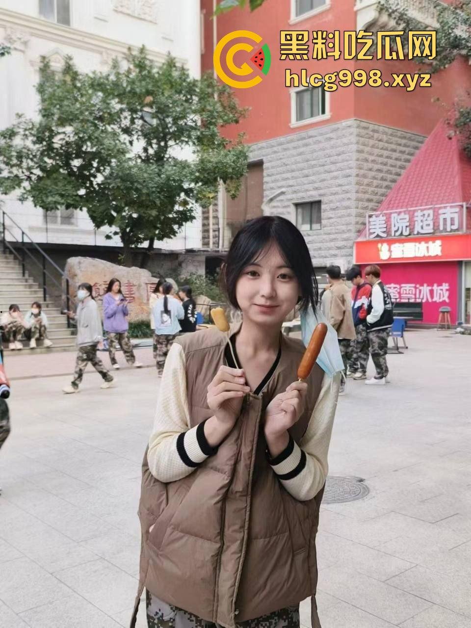 河北美院大一播音『张珊珊』口交视频泄漏！偷吃别人男友被挂校园墙，瓜友围观看看给这口活打个分！-8