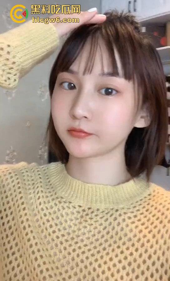 广东医科大学高颜值学妹【廖茵】跟男友裸聊性爱视频来袭，大胆的展示引以为傲的身材。-11