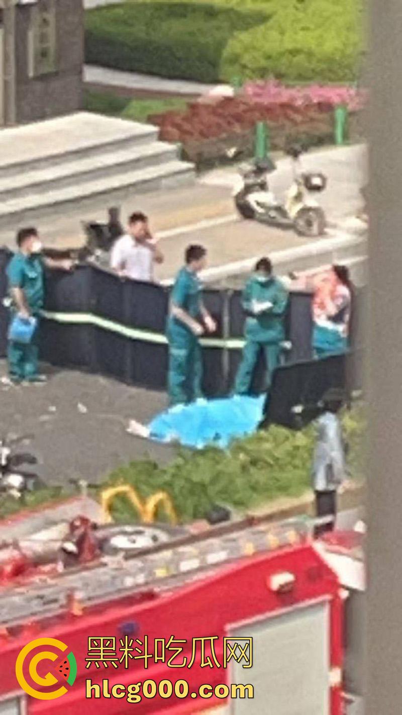 河南郑州人体保龄球，出租车撞向人行道，有多名外卖快递小哥死伤，现场十分惨烈！-4