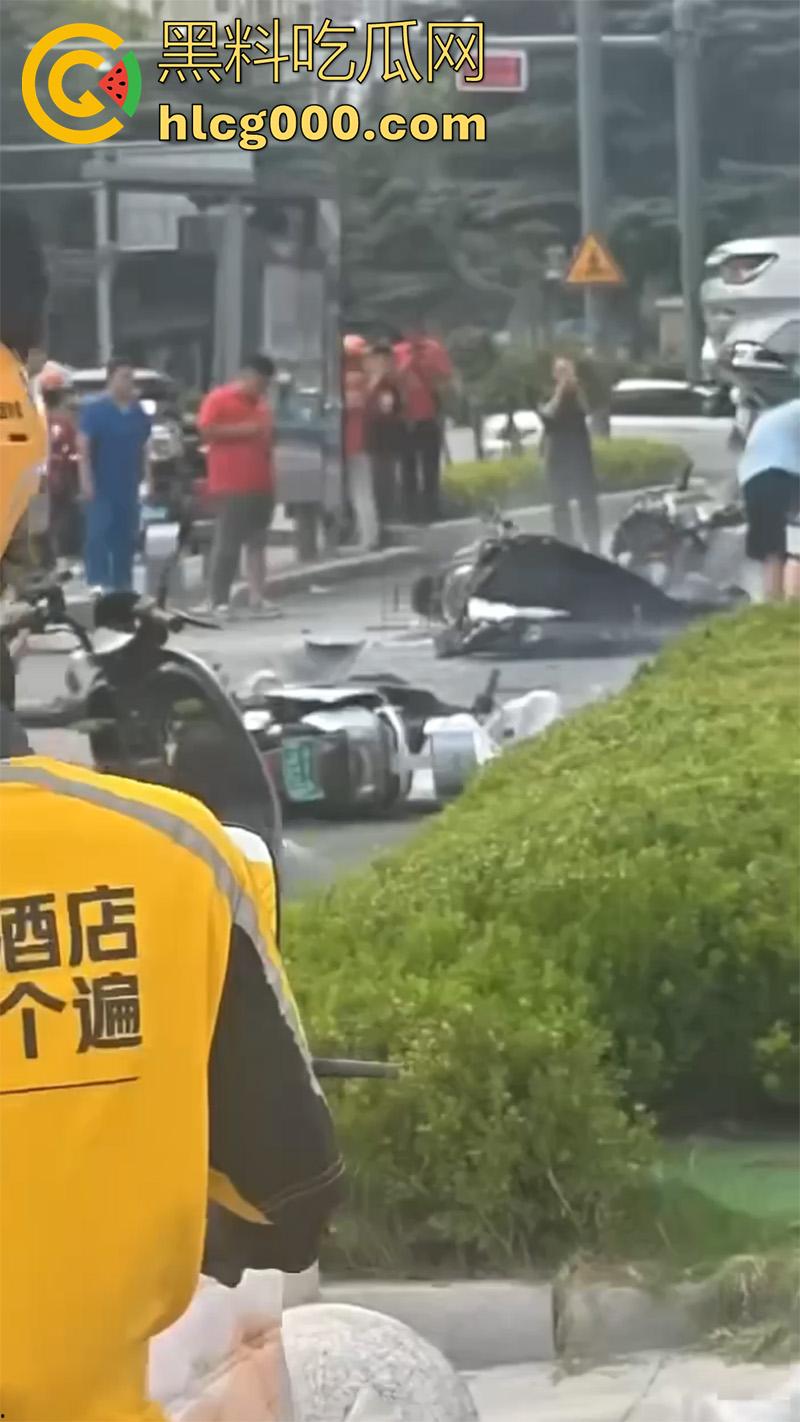 河南郑州人体保龄球，出租车撞向人行道，有多名外卖快递小哥死伤，现场十分惨烈！-5