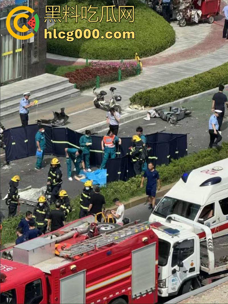 河南郑州人体保龄球，出租车撞向人行道，有多名外卖快递小哥死伤，现场十分惨烈！-7