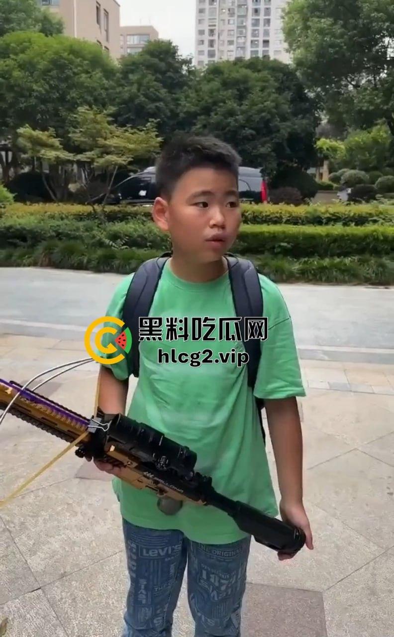 超熊男孩弩箭练杀技！虐猫升级还不够，下一步就是全家屠杀，老妈还在旁边玩消消乐-6