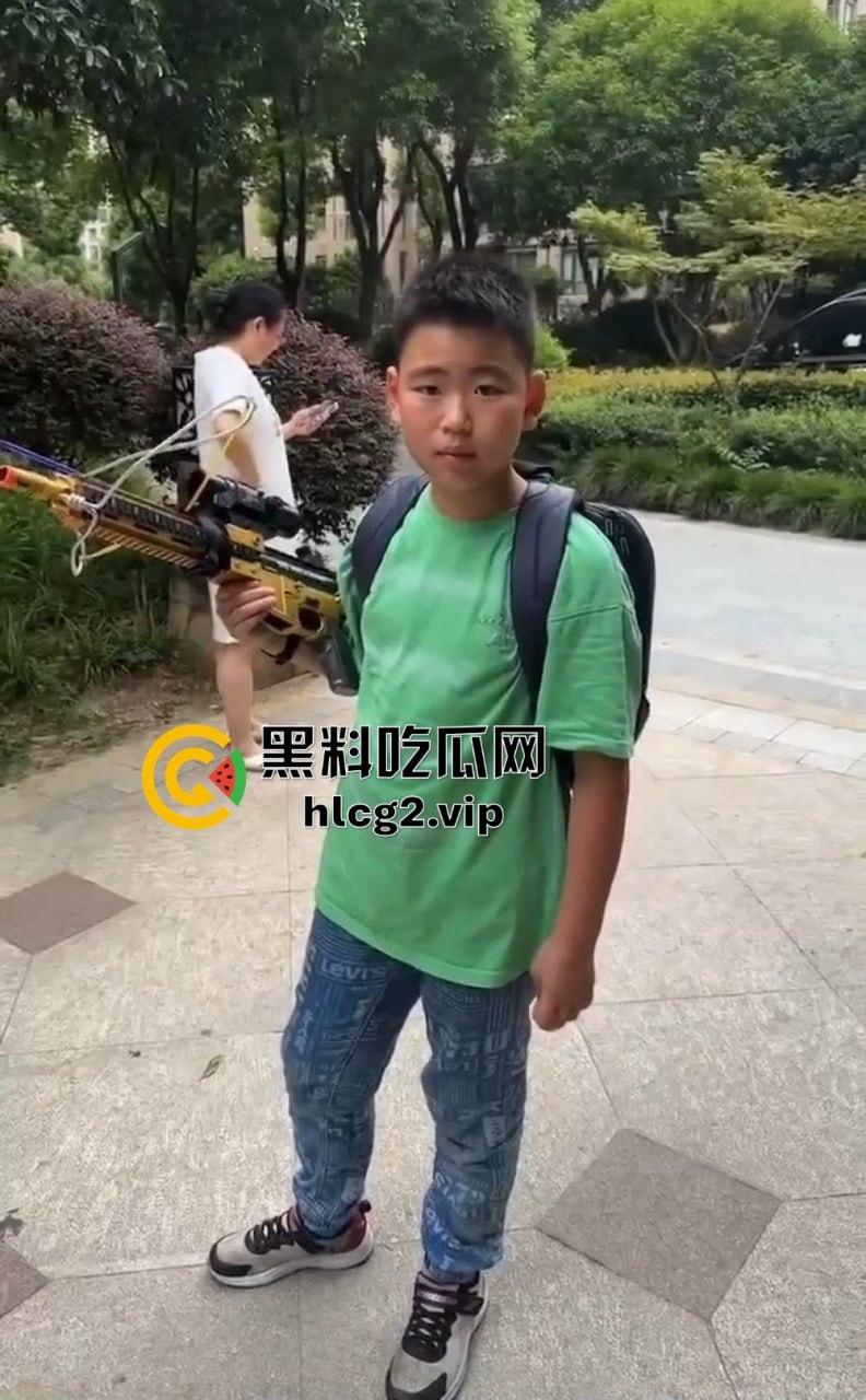 超熊男孩弩箭练杀技！虐猫升级还不够，下一步就是全家屠杀，老妈还在旁边玩消消乐-11