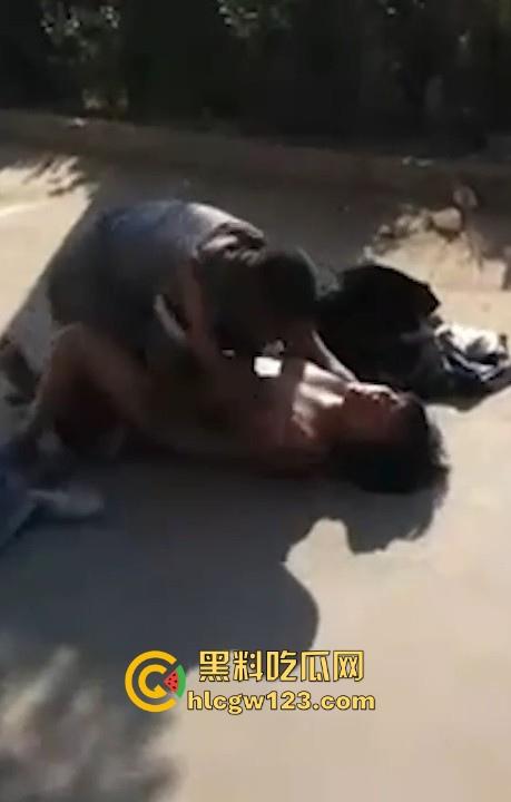 大爷大妈马路边激情做爱 被围观群众怼脸拍摄 吓的大爷连忙起身提裤子 大妈全裸状态还一脸懵逼！-3