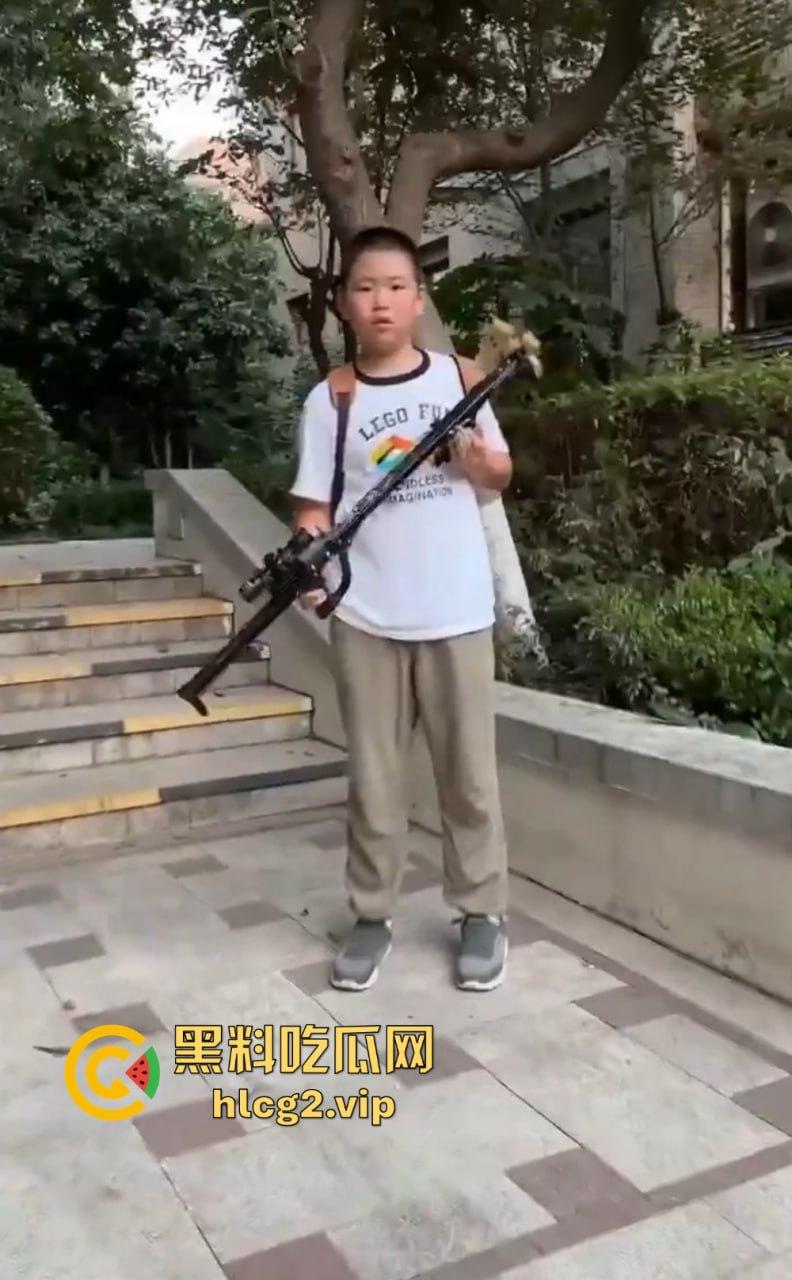 超熊男孩弩箭练杀技！虐猫升级还不够，下一步就是全家屠杀，老妈还在旁边玩消消乐-14