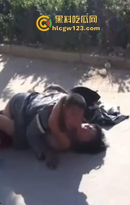 大爷大妈马路边激情做爱 被围观群众怼脸拍摄 吓的大爷连忙起身提裤子 大妈全裸状态还一脸懵逼！-7