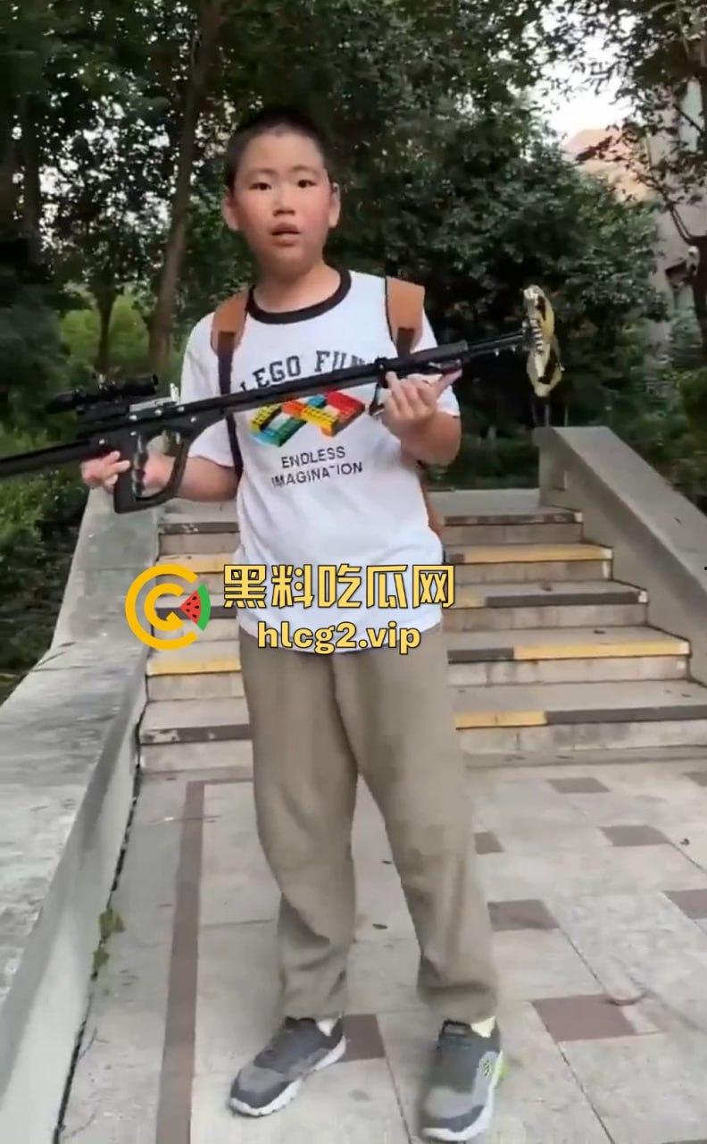 超熊男孩弩箭练杀技！虐猫升级还不够，下一步就是全家屠杀，老妈还在旁边玩消消乐-15