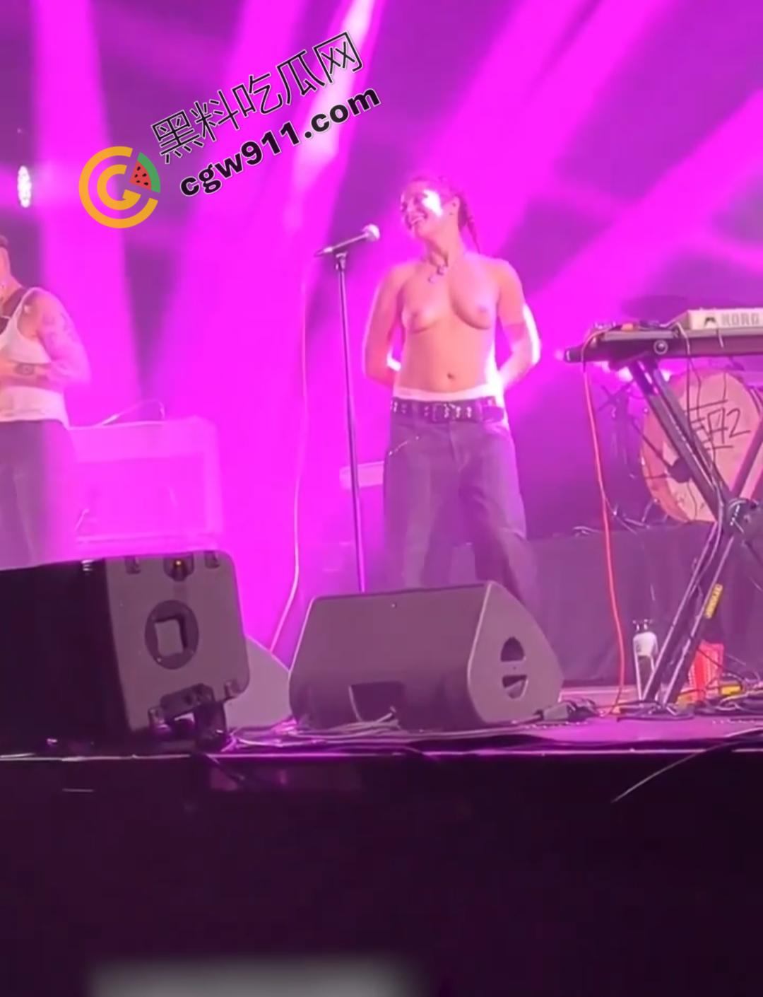 国外大瓜！法国摇滚女神【蕾贝嘉】音乐节上遭遇袭胸后索性全裸，魅力表演震撼全场-3