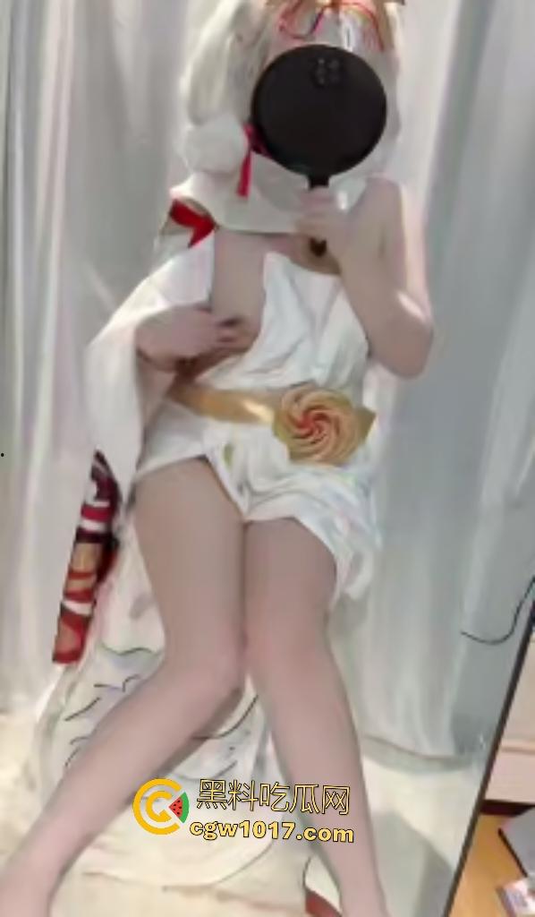 快手coser网红【咩咩】，镜前cos嫦娥白兔服白丝撩骚，用嫩手给骚逼止痒，小小的身材肥肥的B！-3