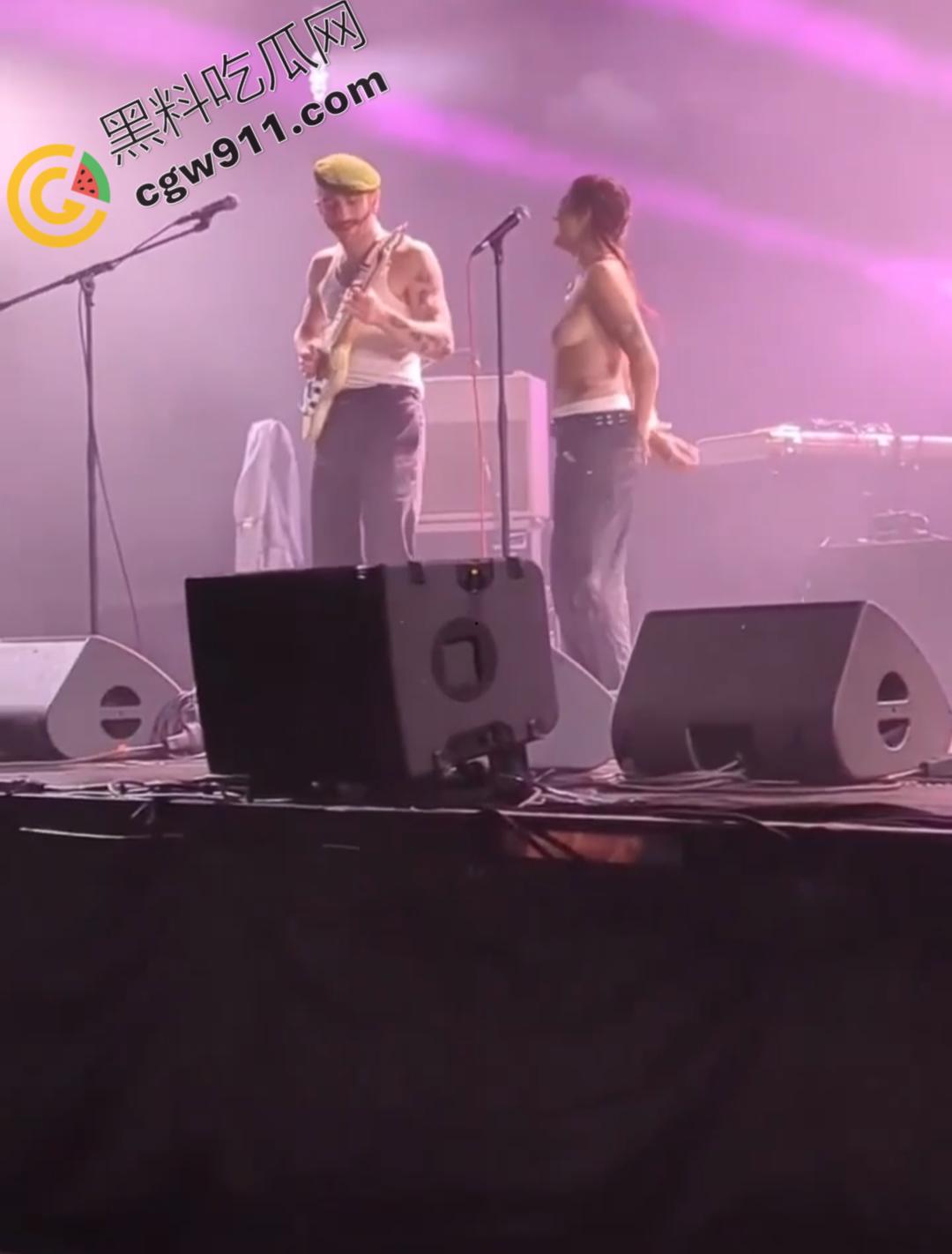 国外大瓜！法国摇滚女神【蕾贝嘉】音乐节上遭遇袭胸后索性全裸，魅力表演震撼全场-7