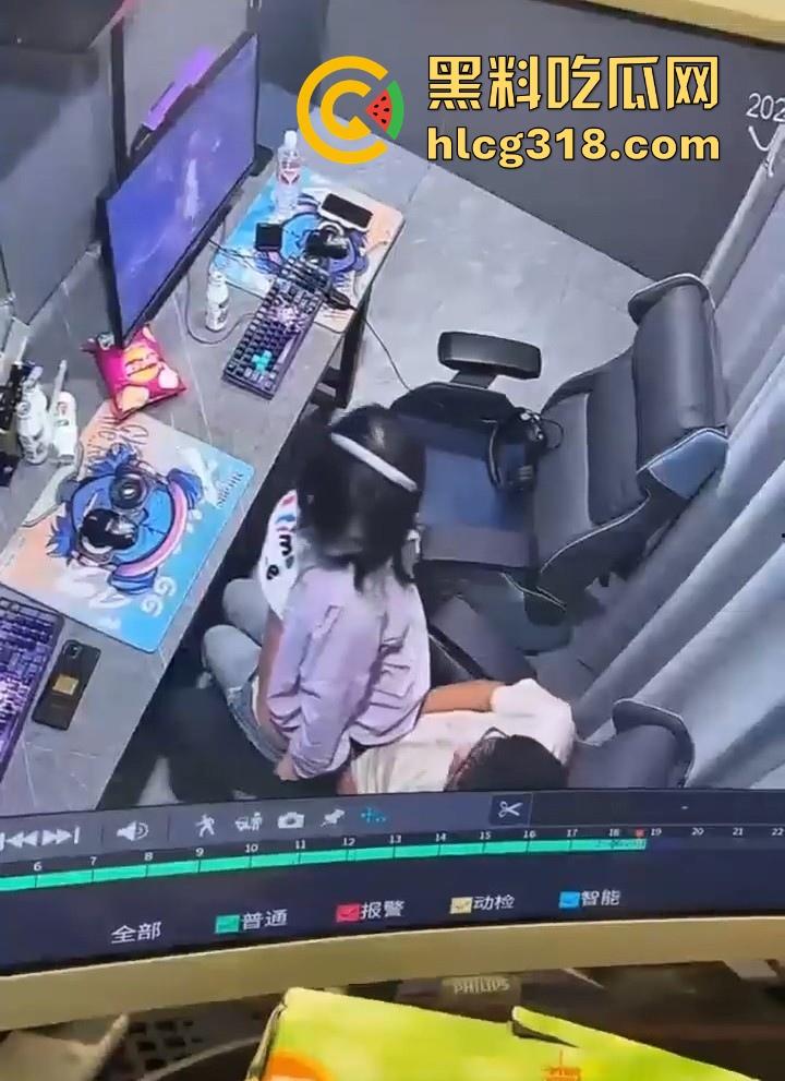 GO学长网吧包间大战微胖瓦学妹！放纵肉欲上位坐屌，粉嫩乳头清晰可见，瓦学弟们好好学学！-1