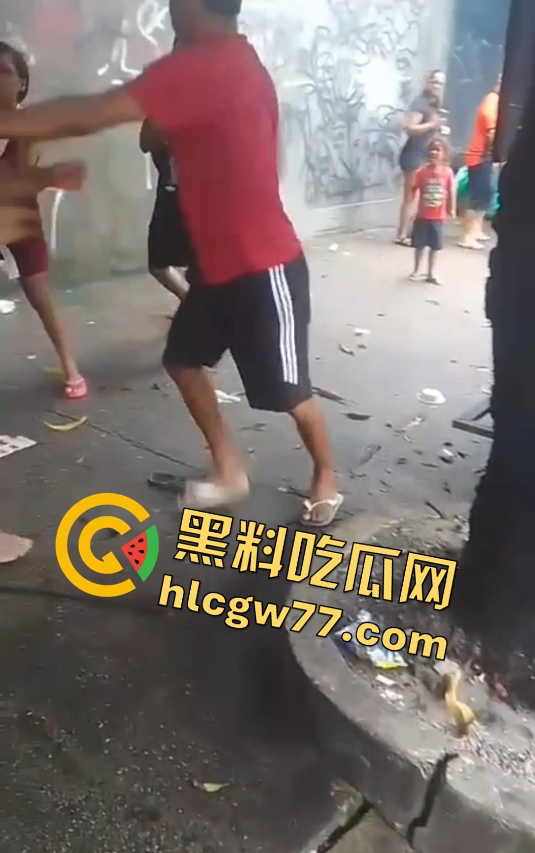 巴西“泰森”咬耳酿血腥！“泰森”偷窥女子，黑衣男见义勇为反被咬掉耳朵，现实版“疼痛奥林匹克”！-3