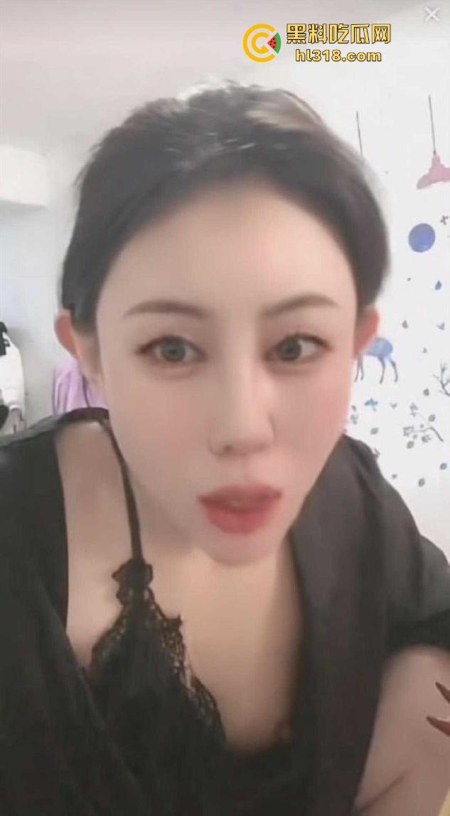 抖音极品网红擦边擦出新高度,真空睡衣直播,为了流量多次露奶子,奶头清晰可见!-6