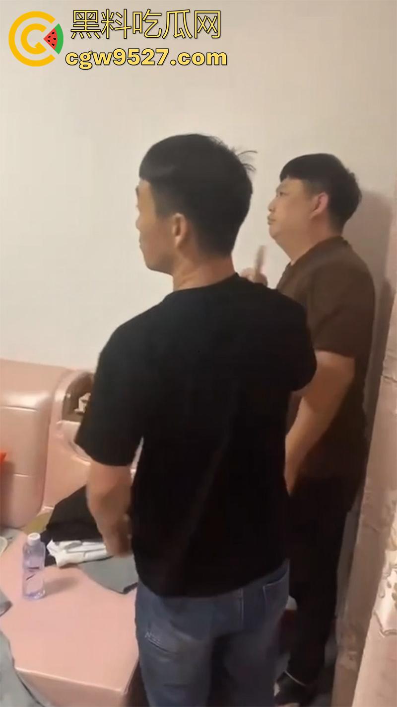 矮胖妞出轨找情夫,被老公带人回家捉奸,奸夫竟也是个小胖,果然丑人多作怪,这种长相的要记住啊!-4