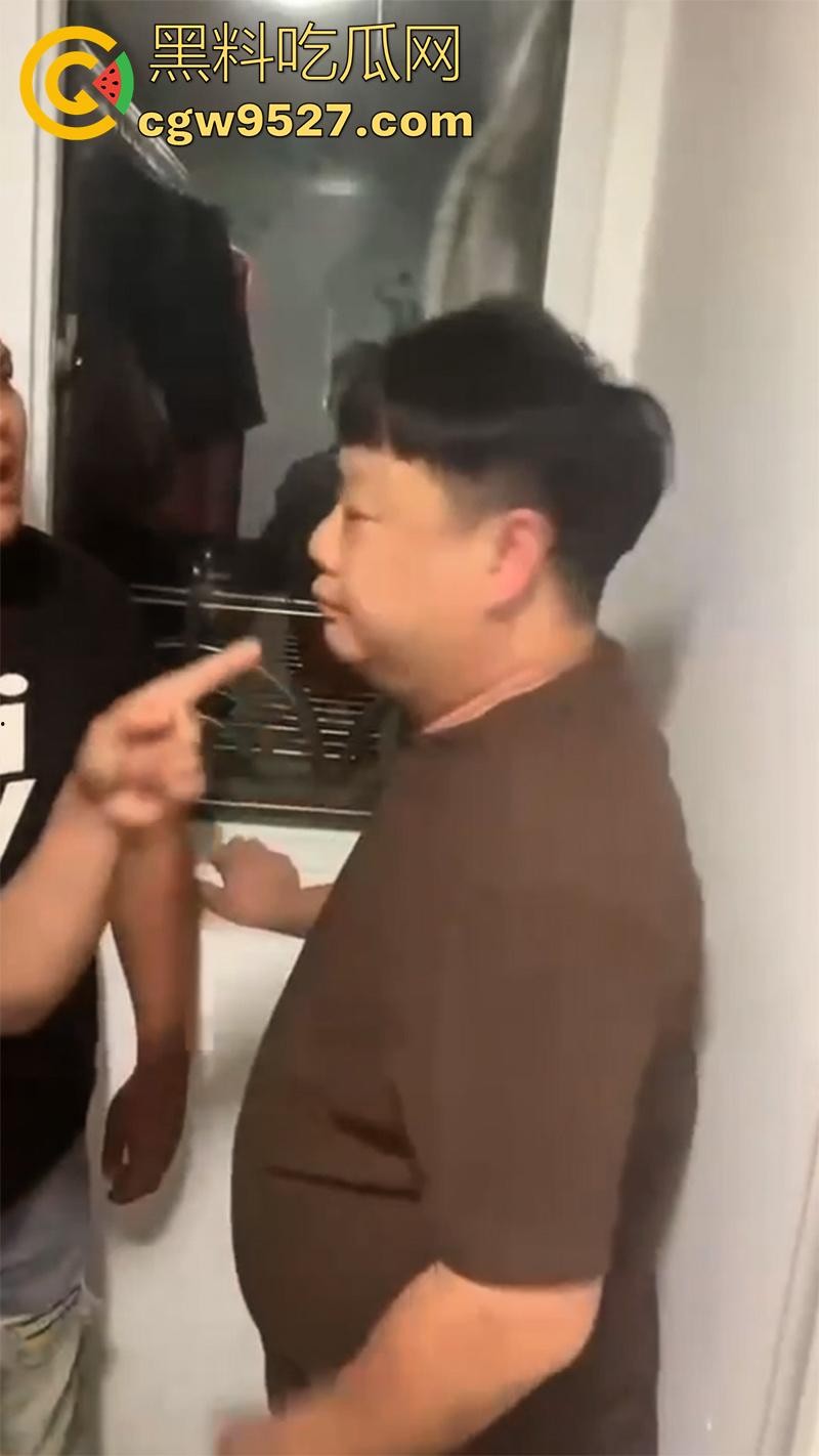 矮胖妞出轨找情夫,被老公带人回家捉奸,奸夫竟也是个小胖,果然丑人多作怪,这种长相的要记住啊!-6