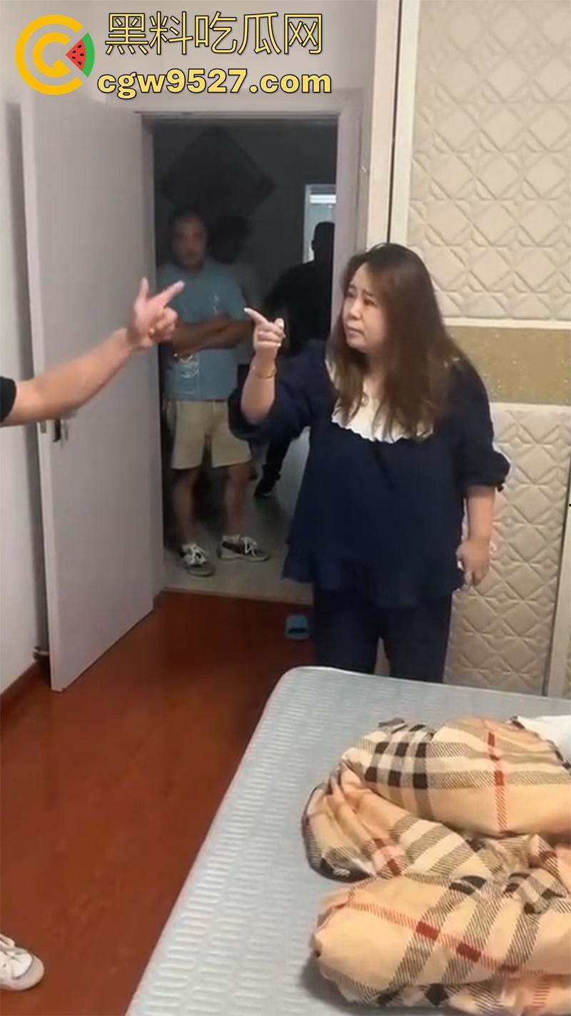 矮胖妞出轨找情夫,被老公带人回家捉奸,奸夫竟也是个小胖,果然丑人多作怪,这种长相的要记住啊!-7