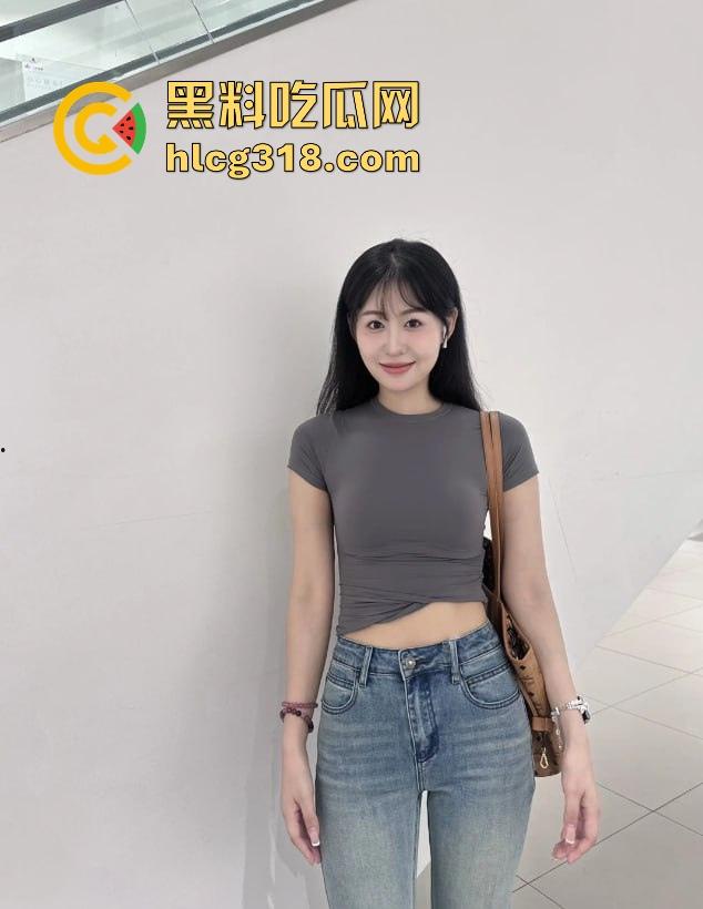 跟会喷水的亲姐姐相约酒店，翘臀后入小穴包裹混着白浆和精液，连射三次射，狠狠的满足她了。-1