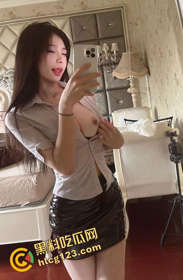 颜值爆表的小母狗被学长无情调教!跪着等吃大鸡巴,还被关在笼子里皮鞭猛抽蜜臀,欠收拾的纯种狐狸精!-1