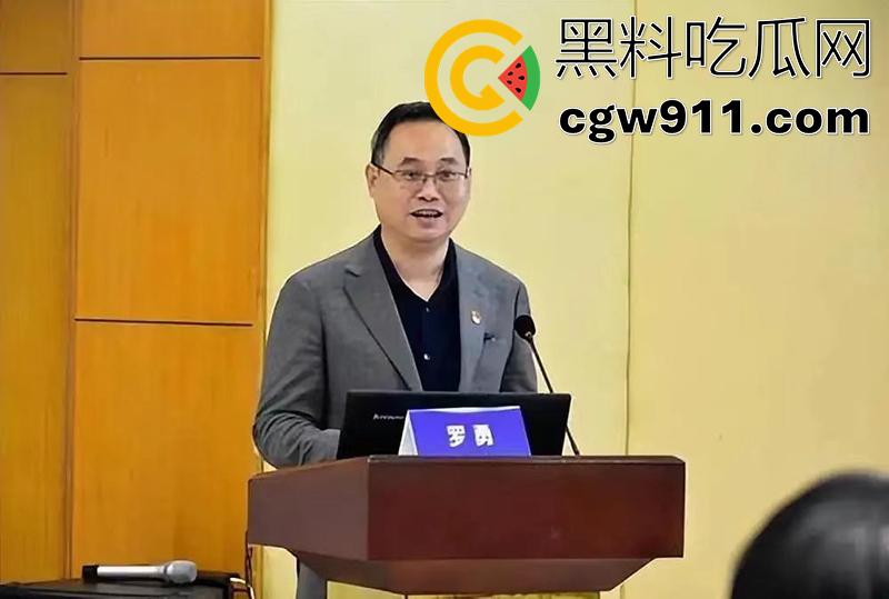 中山市民众医院原副院长【罗勇】，在宾馆给下属女儿治疗痔疮，女上位抽插嫩穴，针孔摄像头拍下全过程！-1