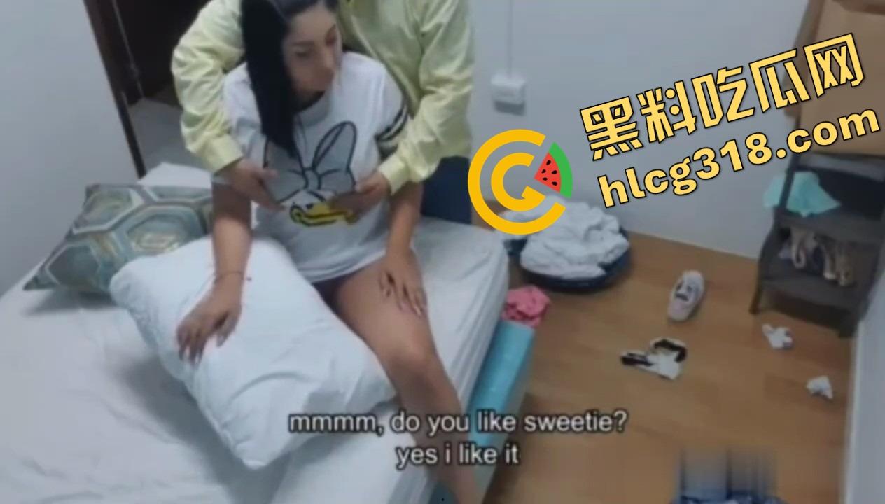 这画面我能看十遍，美国女主播开色播衣服刚脱一半，奶奶冲进来开锤，爷爷悄悄锁门摸奶！-14