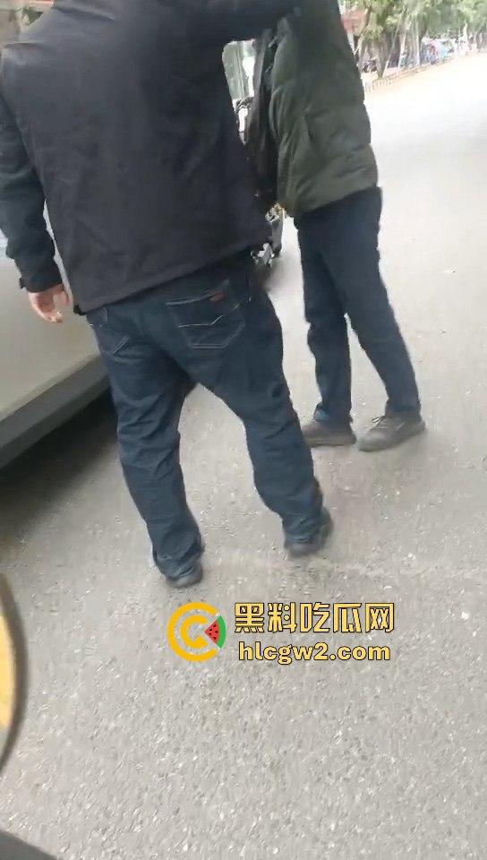 成都惠王陵半边街冲突升级！司机骂外卖员还动手，结果被外卖小哥抹了脖子！-9
