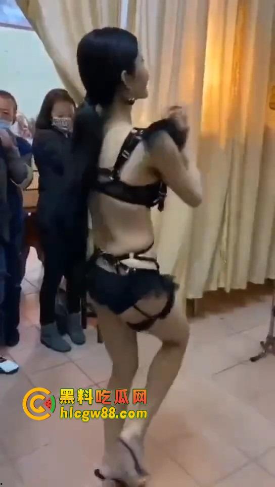 大哥葬礼最后蹦一次？唢呐吹丧比基尼热舞，酒吧风俗直接搬上灵堂，见棺发财诛邪退散！-11