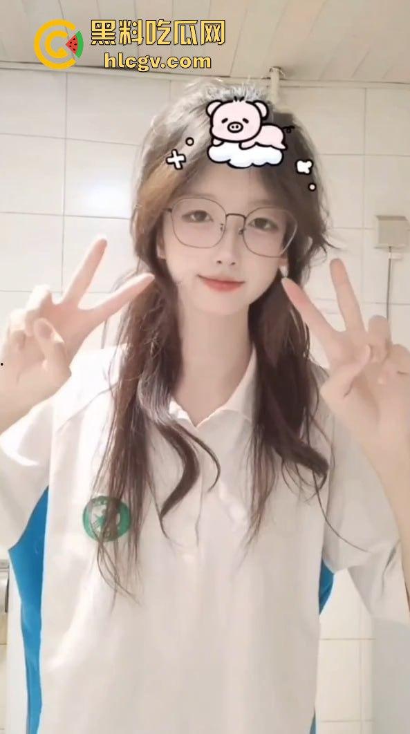 奶神『孙倩』巨乳野外露出引爆眼球！浙江大学06年校花满屏大奶哺育众生，连条狗都爱得不行！-1