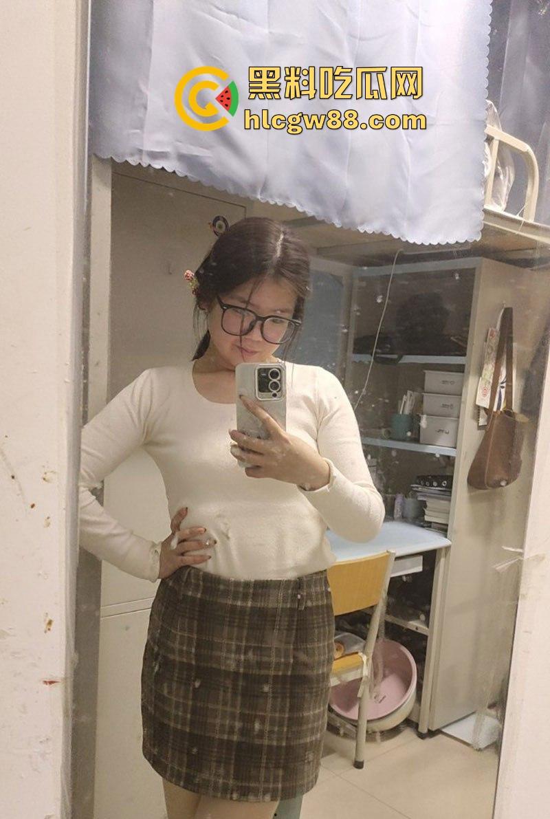 洛阳师范学院【王钦辉】肥臀眼镜骚母狗 被绿帽男友带出去群交约炮 并分享私拍视频供大家欣赏-4