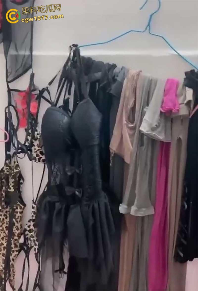 广州性感拜金女【张亦扬】，与金主楼梯野战，拍各种露脸口交，房间里堆满淫装阳具，疯狂捞金毫无底线！-7