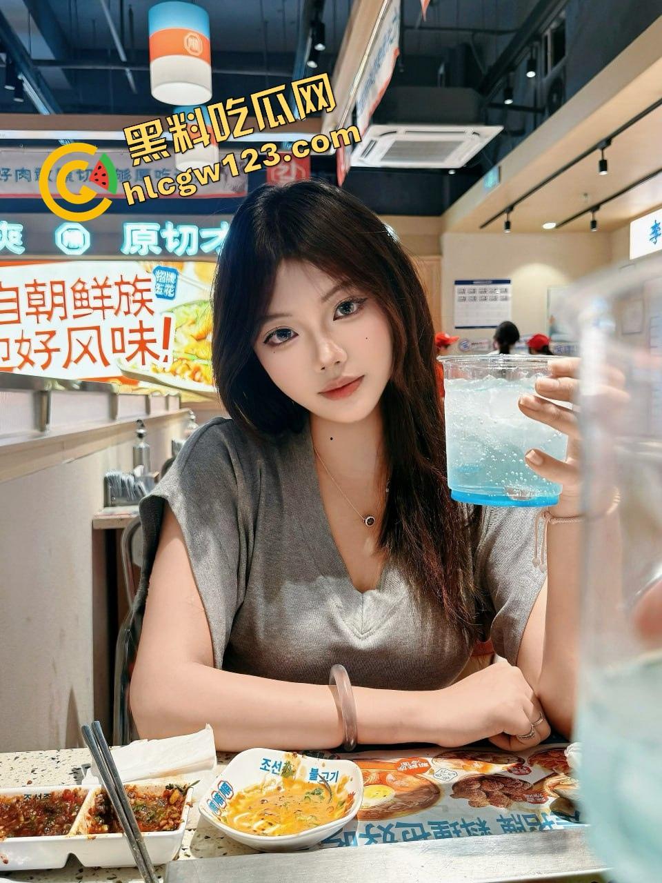 紧致干净的白虎逼，配上又肥又翘的大屁股，像是老天专门拿来装鸡巴用的，你说你忍得住？-1