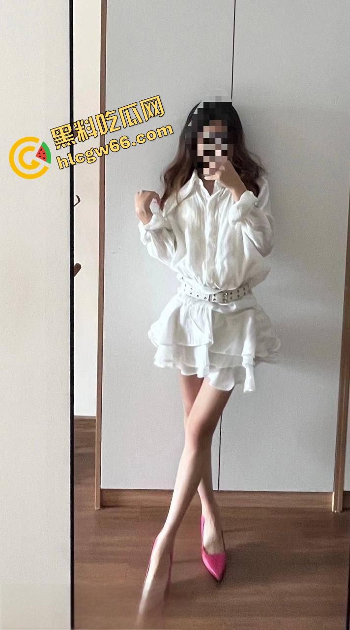 湖南信息科技学院高颜值妹子【刘洁】跟富二代男友外出玩，各种跪地吃鸡啪啪，鸡巴吃得都香喷喷！-7